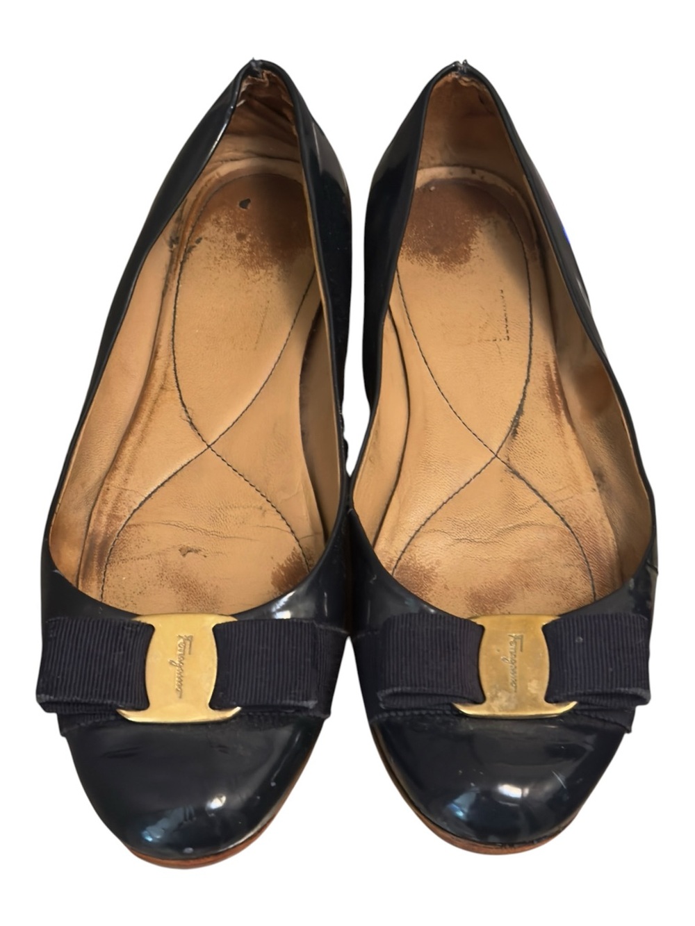 Salvatore Ferragamo Bow Flats Patent Leather Vibram Sole. 6.5. FLAWS.